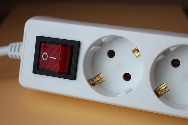 Med ett grenuttag med knapp kan du enkelt och snabbt stänga av och sätta på elektroniken.